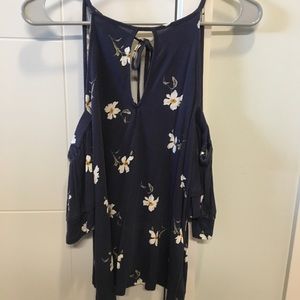 🌿 3/$20 🌿 AE blue off the shoulder shirt